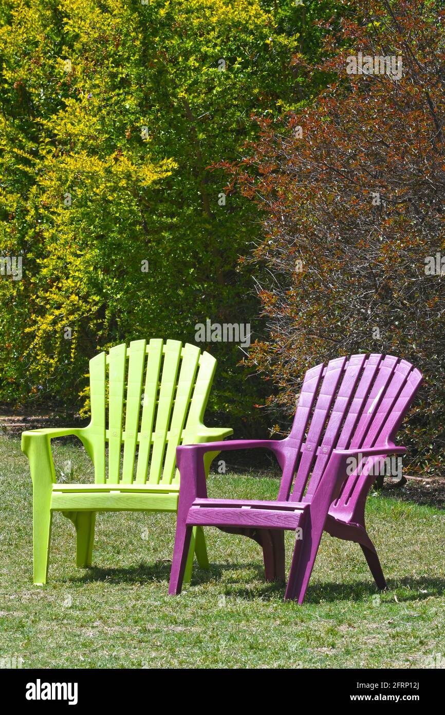 coloridas sillas de jardín Foto de stock