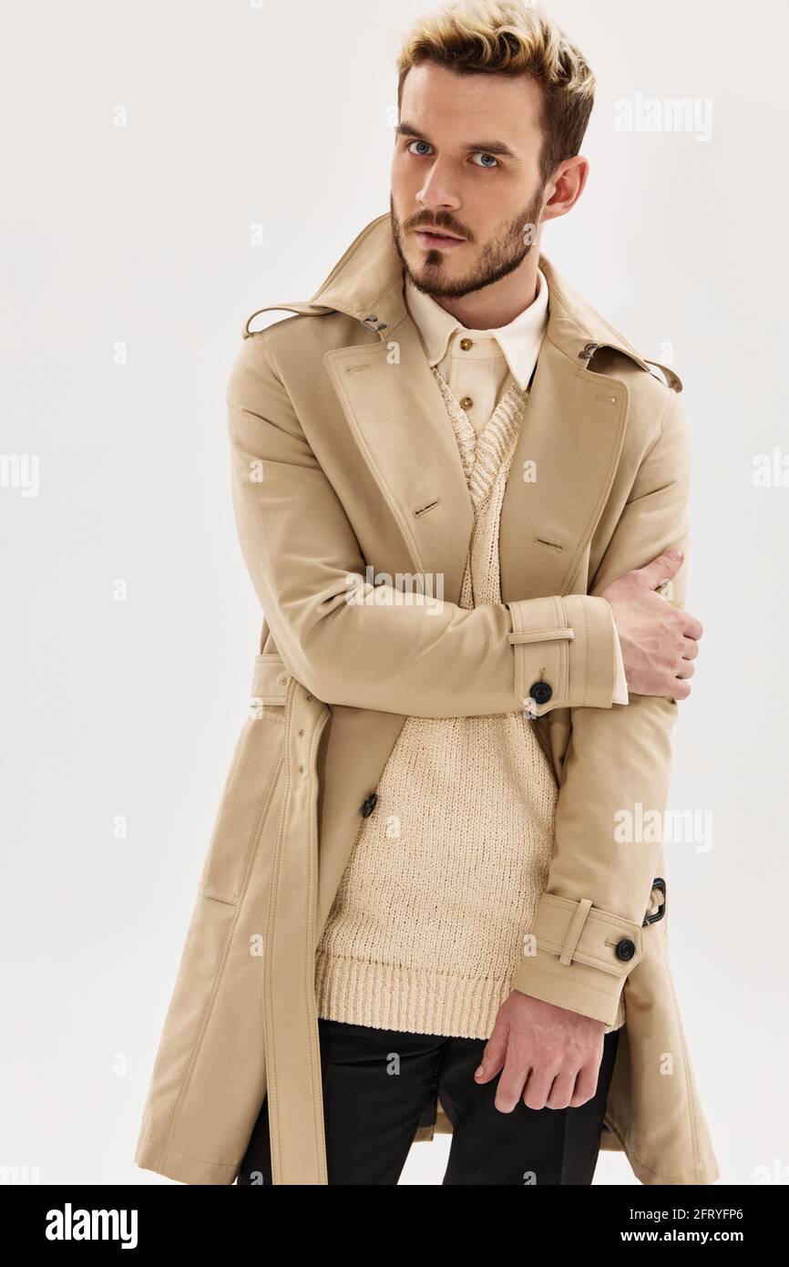 hombre de moda peinado abrigo estilo moderno de otoño de moda Fotografía de  stock - Alamy