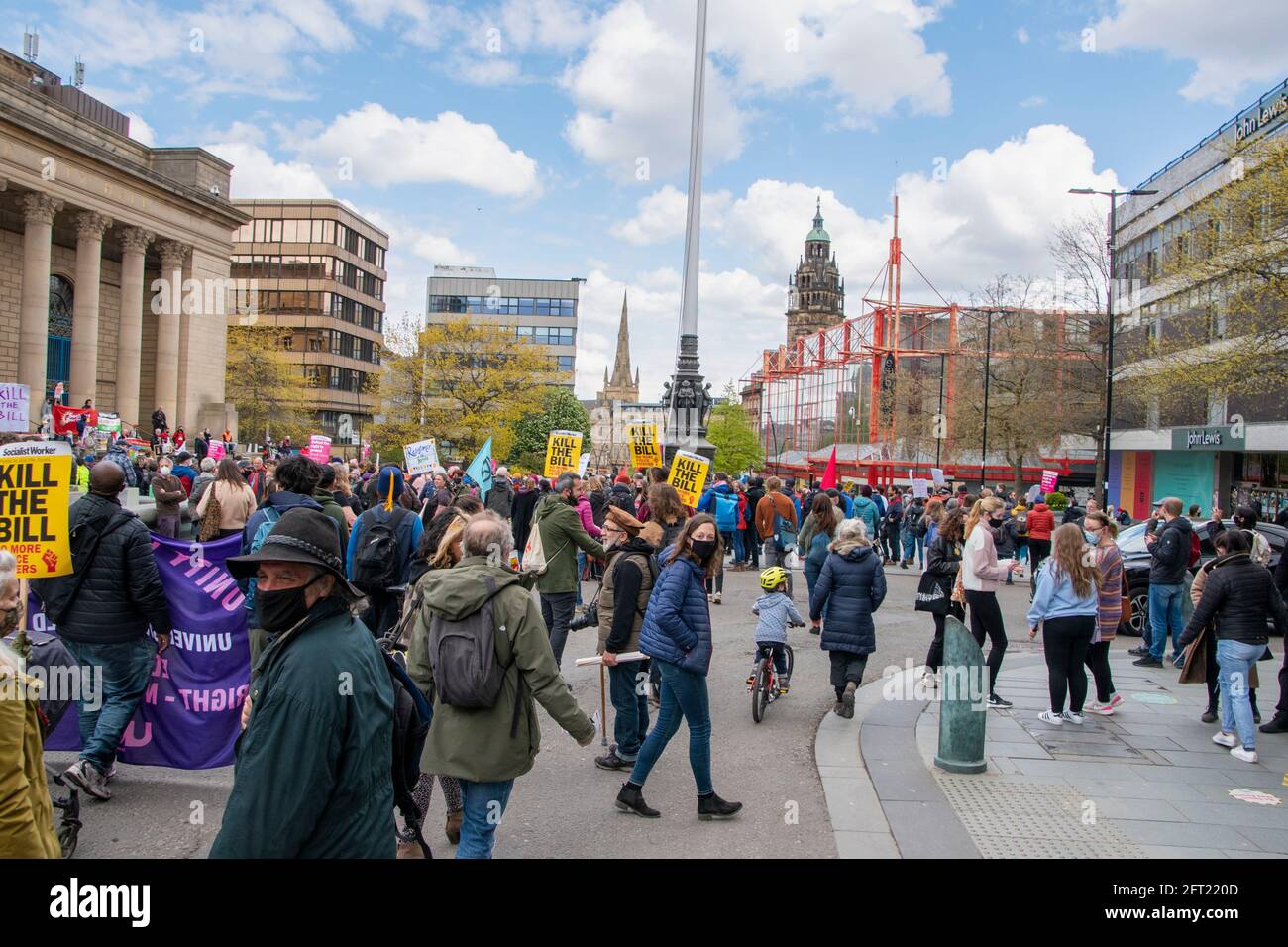 Sheffield, Reino Unido: 1st de mayo de 2021 : Protestores marchan en el Ayuntamiento, Día Internacional de los Trabajadores y protesta Kill the Bill, Devonshire Green Foto de stock