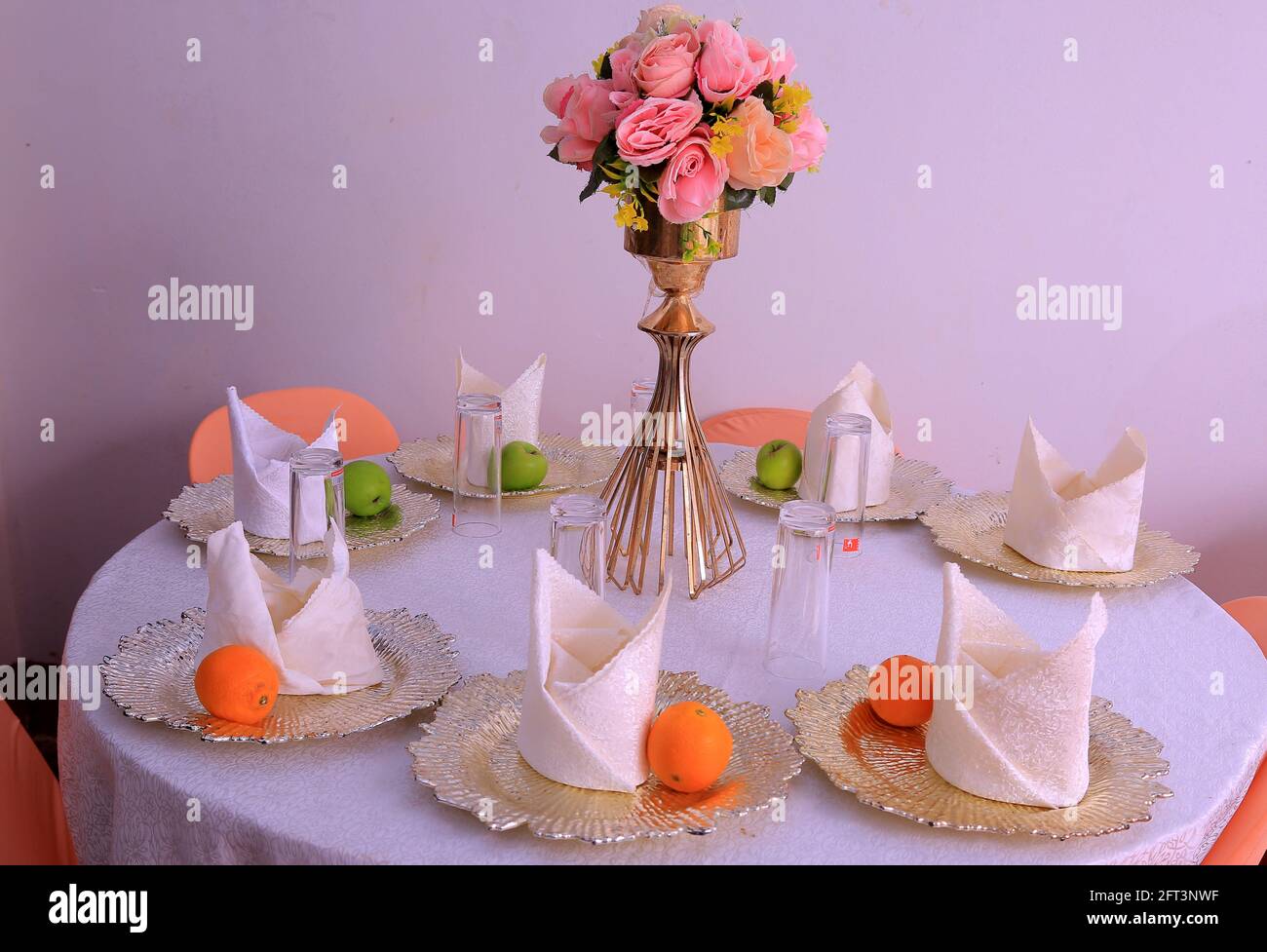 Decoración de bodas en la mesa decorada con copas doradas rodeadas con  flores Fotografía de stock - Alamy