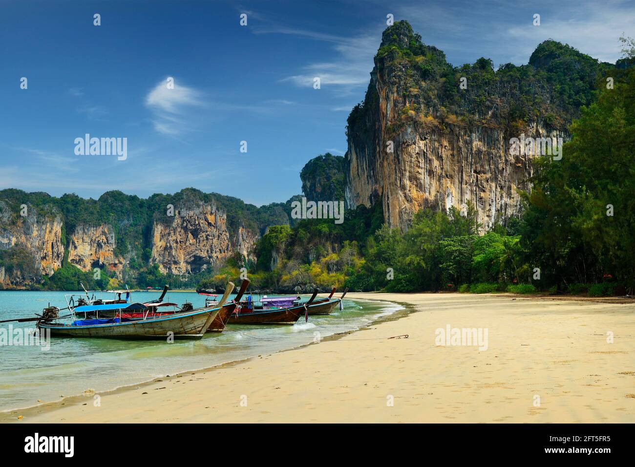vista de la isla de piedra caliza y barco de cola larga en phang nga en tailandia Foto de stock