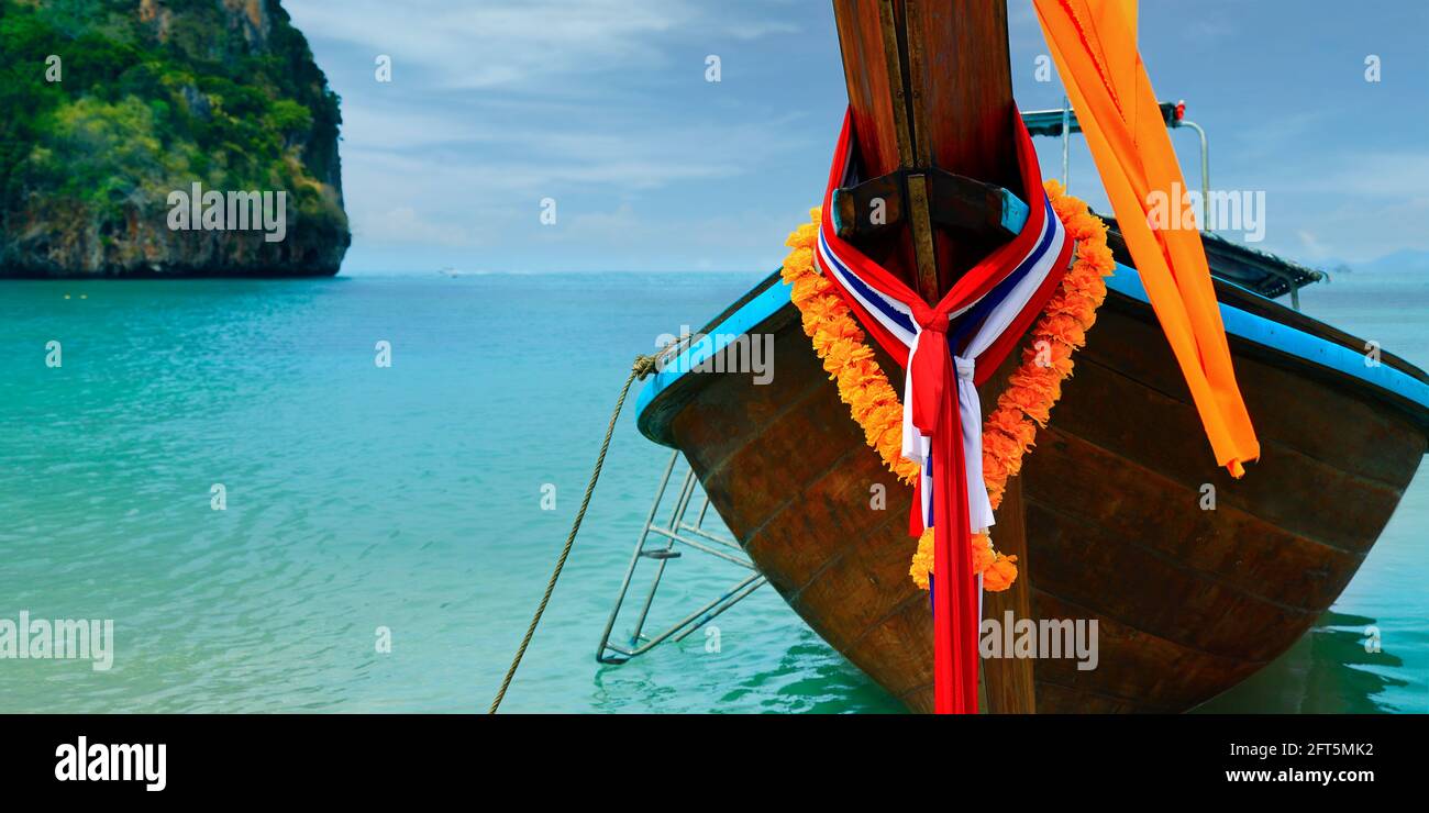 vista de la isla de piedra caliza y barco de cola larga en phang nga en tailandia Foto de stock