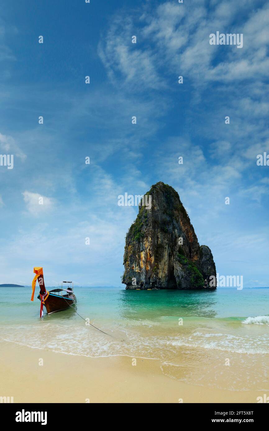 vista de la isla de piedra caliza y barco de cola larga en phang nga en tailandia Foto de stock