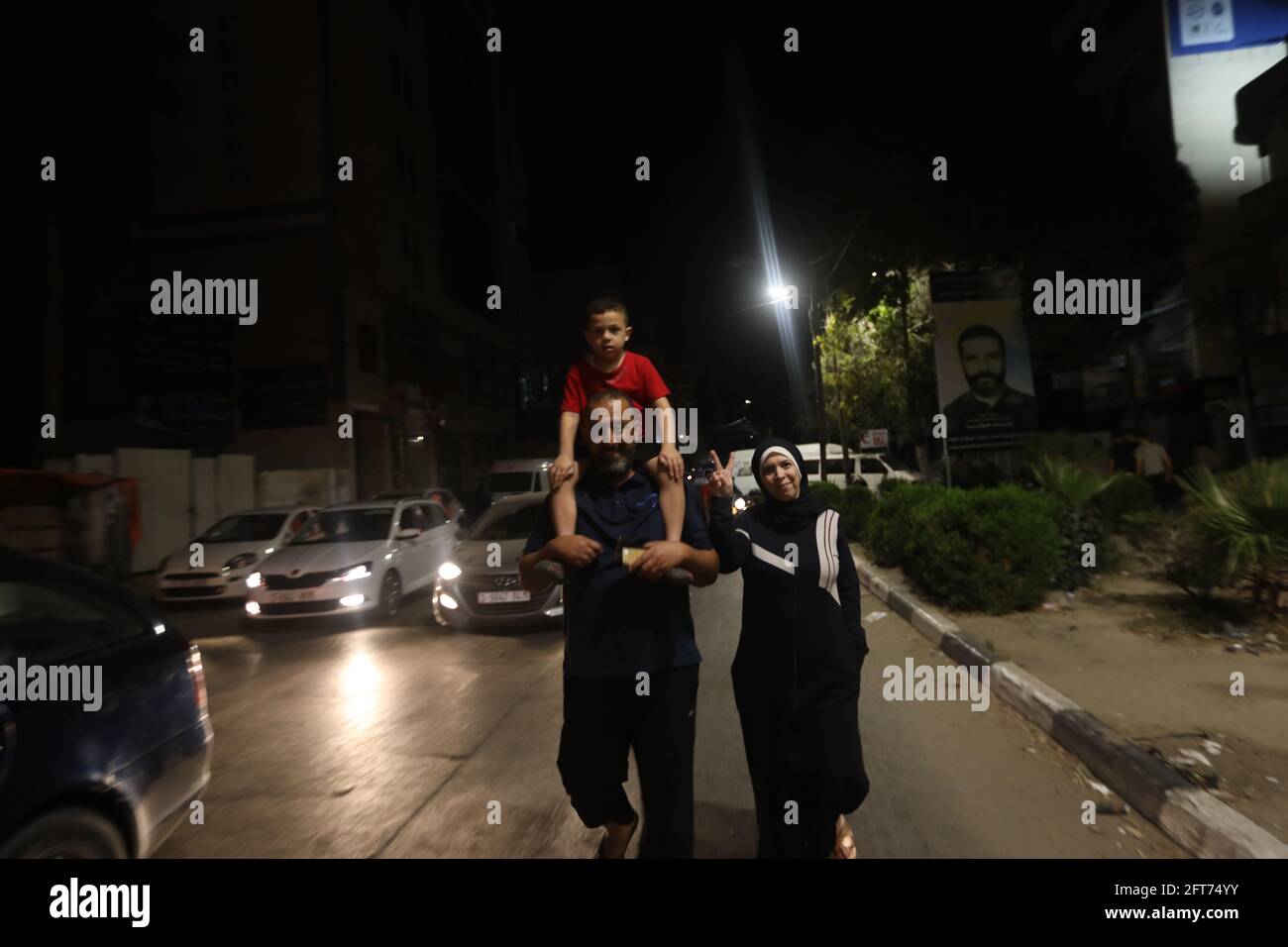 Ciudad de Gaza. 21st de mayo de 2021. La gente toma las calles para celebrar después de un alto el fuego negociado por Egipto entre Israel y el movimiento islamista gobernante Hamas en la Franja de Gaza. Crédito: Mayoría Mundial CIC/Alamy Live News Foto de stock