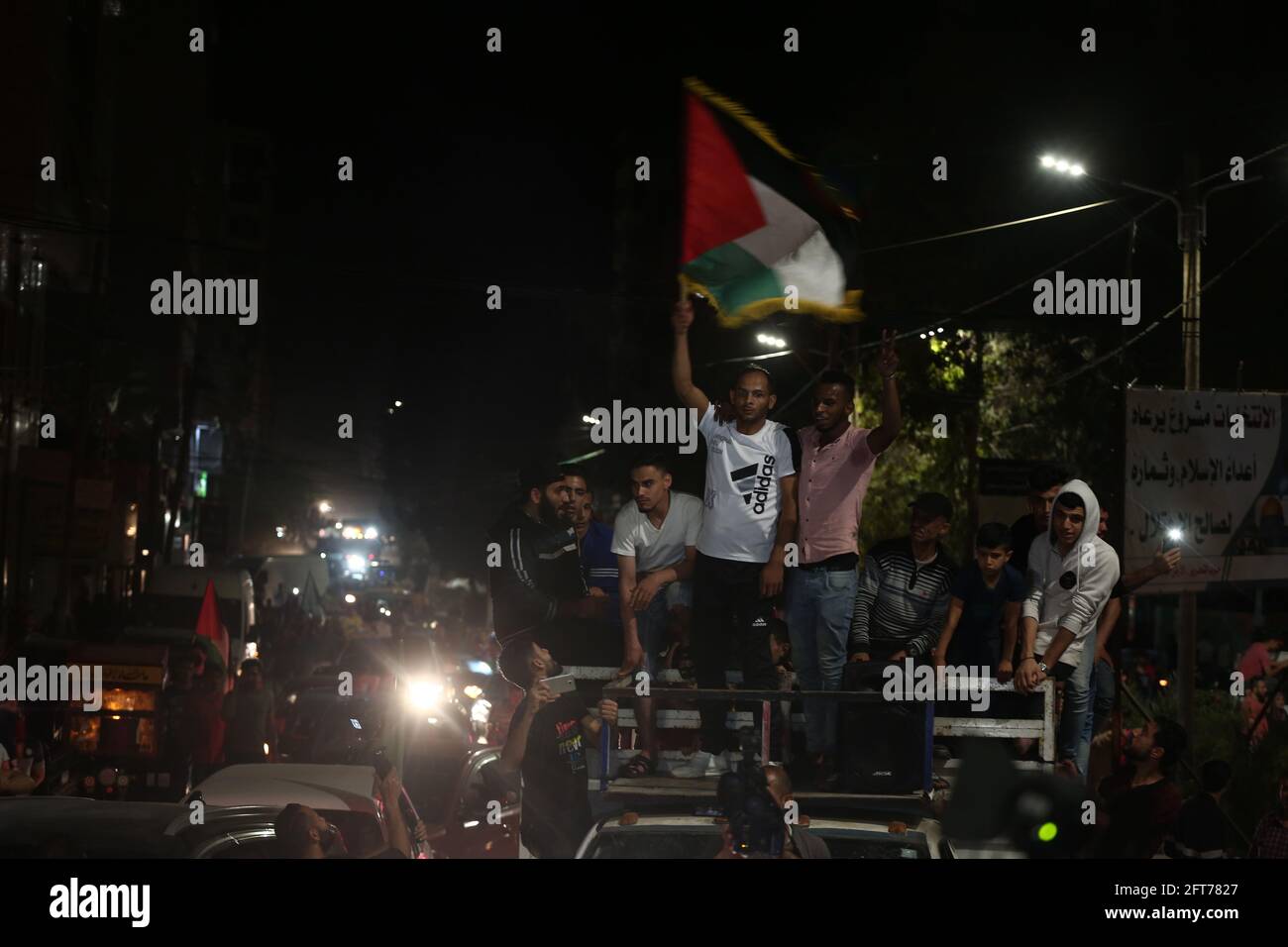 Ciudad de Gaza. 21st de mayo de 2021. La gente toma las calles para celebrar después de un alto el fuego negociado por Egipto entre Israel y el movimiento islamista gobernante Hamas en la Franja de Gaza. Crédito: Mayoría Mundial CIC/Alamy Live News Foto de stock