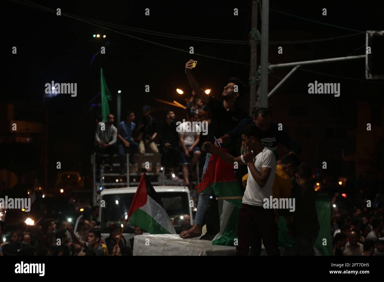 Ciudad de Gaza. 21st de mayo de 2021. La gente toma las calles para celebrar después de un alto el fuego negociado por Egipto entre Israel y el movimiento islamista gobernante Hamas en la Franja de Gaza. Crédito: Mayoría Mundial CIC/Alamy Live News Foto de stock