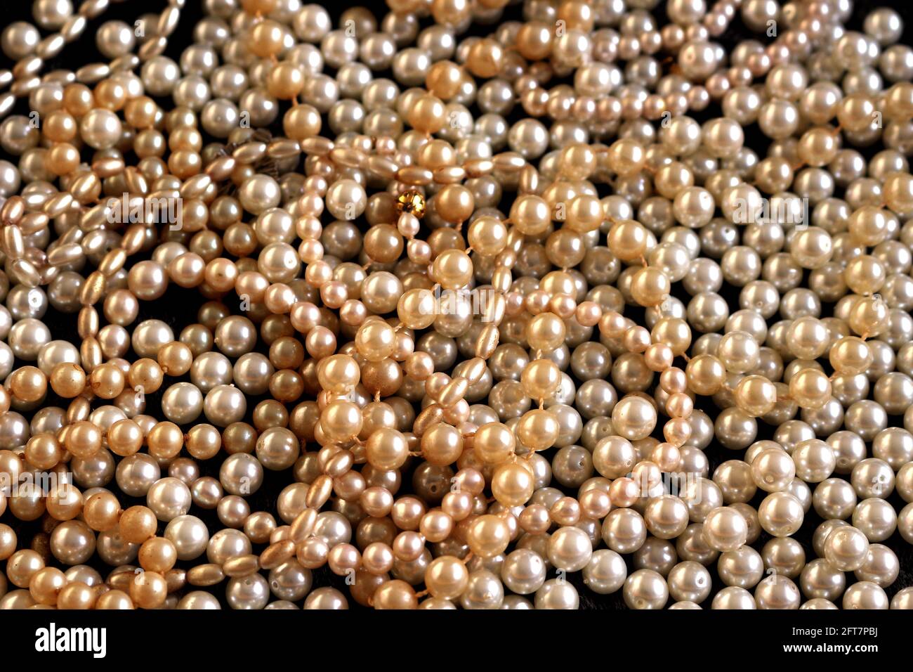 Un montón de brillantes collares de perlas Foto de stock