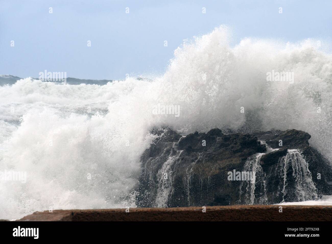 Rotura de olas en la roca Foto de stock
