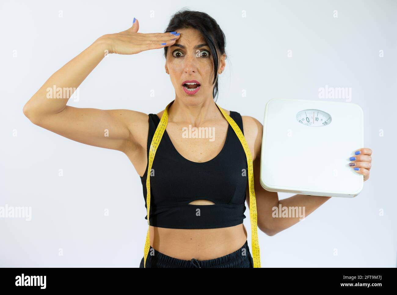 Mujer sorprendida con medias deportivas negras y cinta de vestir línea en  su cuello Fotografía de stock - Alamy