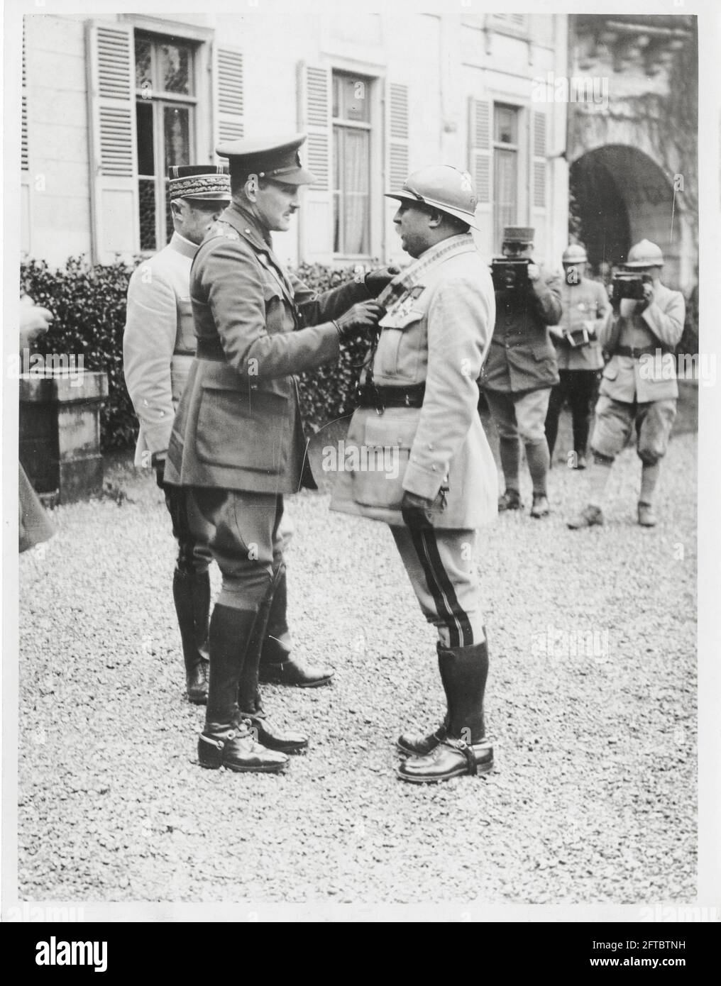 Primera Guerra Mundial, Primera Guerra Mundial, Frente Occidental - El Príncipe Arthur de Connaught decora a un oficial francés mientras se toman fotografías de fondo Foto de stock