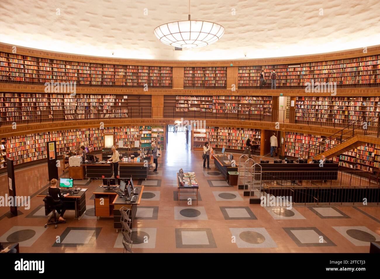 SUECIA, Estocolmo - Interior de la Biblioteca de la Ciudad de Estocolmo. Foto de stock