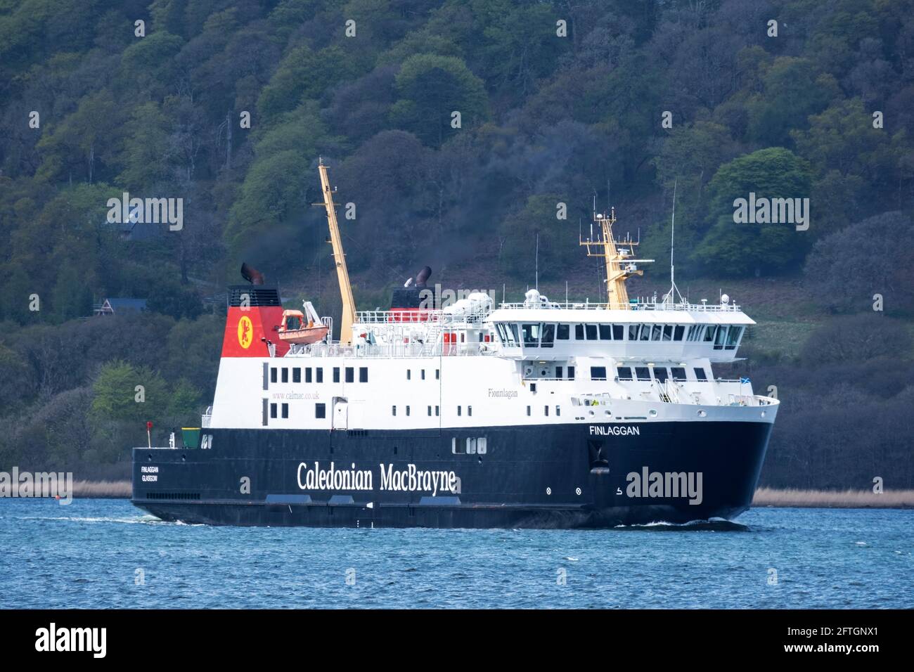 El Caledonian MacBrayne MV Finlaggan llegando a la terminal de ferries de Kennacraig, West Loch Tarbert, Argyll. Foto de stock