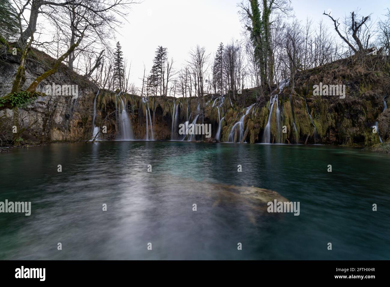 Parque nacional de los lagos de Plitvice en Croacia en invierno. Los lagos de Plitvice son uno de los lugares más hermosos del mundo Foto de stock