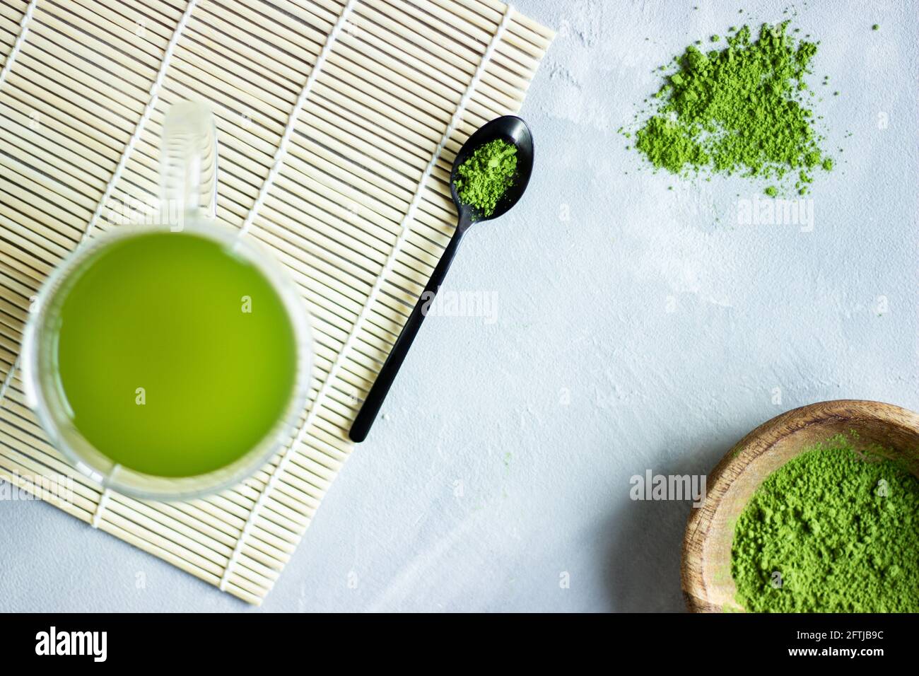 Batidor de bambú para hacer té Matcha. Polvo de té matcha verde en un  tazón. Hojas verdes. Fondo negro Fotografía de stock - Alamy