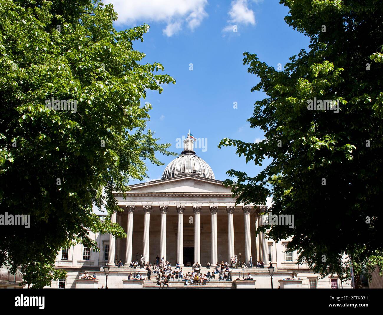 El edificio principal del University College London, una de las mejores universidades de investigación del mundo, entre dos árboles Foto de stock