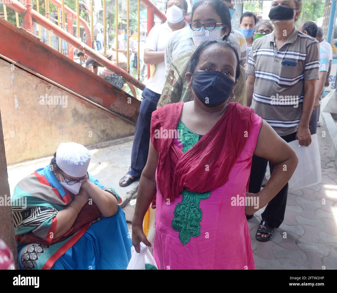 La gente espera fuera de un centro de salud para su segunda dosis de la vacuna COVID 19 como aumento de caso COVID 19 en todo el estado. (Foto de Ved Prakash/Pacific Press/Sipa USA) Foto de stock