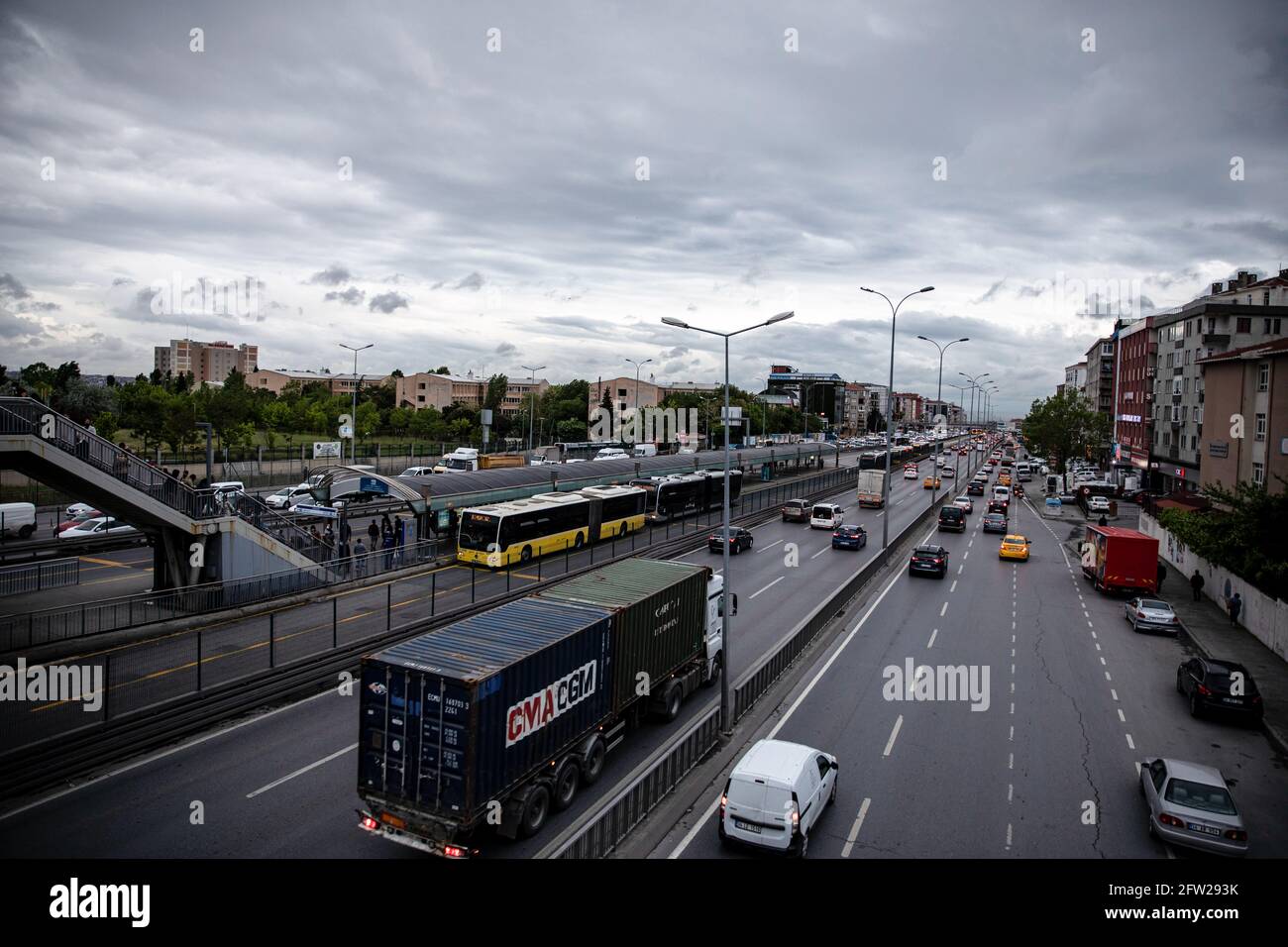 Estambul, Turquía. 21st de mayo de 2021. Vista de un atasco de tráfico en la autopista E-5 de Avcilar. Crédito: SOPA Images Limited/Alamy Live News Foto de stock
