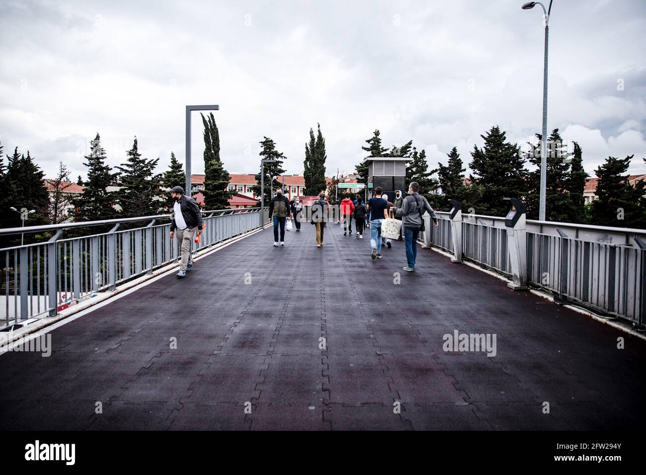 Estambul, Turquía. 21st de mayo de 2021. La gente camina a lo largo de la estación de metrobús de Avcilar en Estambul. Crédito: SOPA Images Limited/Alamy Live News Foto de stock