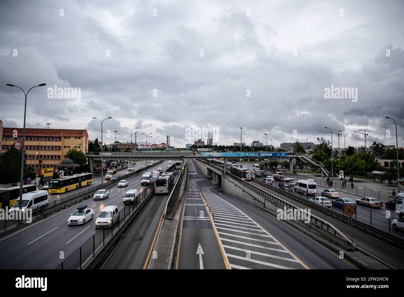 Vista de un tráfico muy concurrido en la autopista Avcilar E-5. (Foto de Onur Dogman / SOPA Images/Sipa USA) Foto de stock