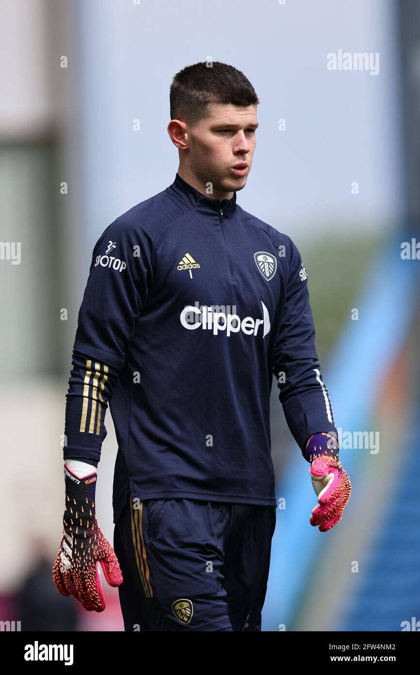 BURNLEY, REINO UNIDO. MAYO 15th Illan Meslier de Leeds se unió en sus  guantes Adidas Predator calentándose antes del partido de la Premier League  entre Burnley y Leeds United en Turf Moor,