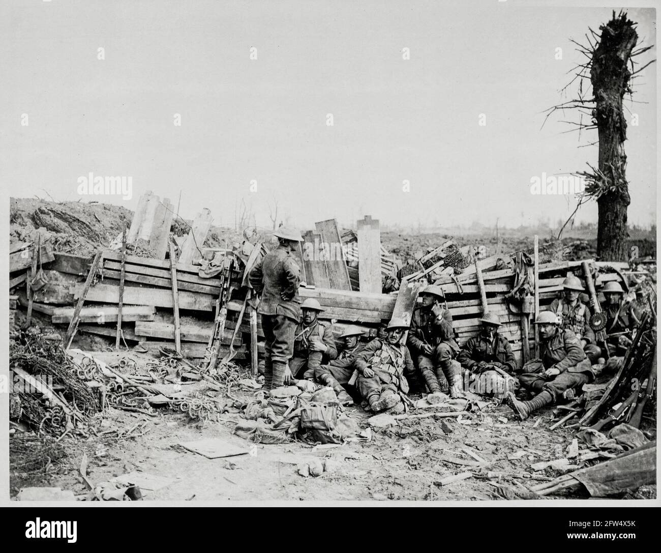 Primera Guerra Mundial, Primera Guerra Mundial, Frente Occidental - una barrera a través de una carretera recientemente ganada cerca de Les Boeufs, Lesboeufs, Departamento de Somme, Altos de Francia, Francia Foto de stock