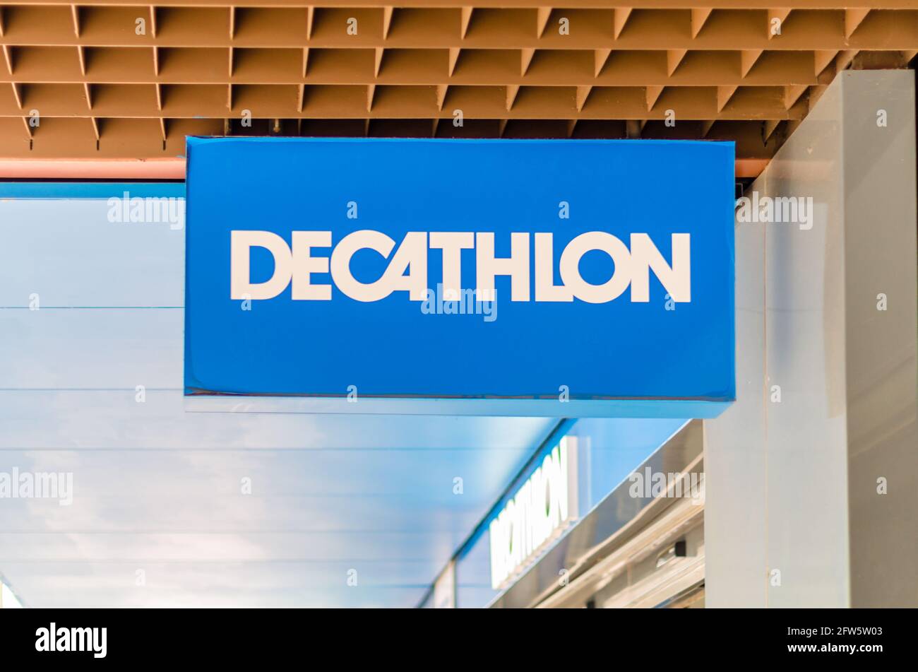 MADRID, ESPAÑA 12 DE MAYO DE 2021 Logotipo de Decatlón en la fachada