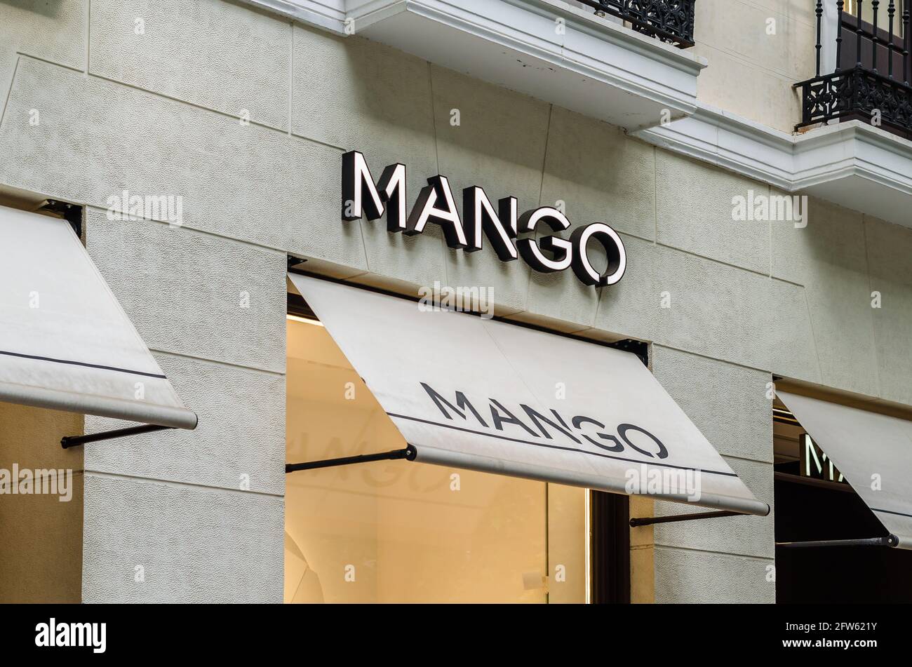 MADRID, ESPAÑA – 12 DE MAYO de 2021: Fachada de una tienda Mango en España. Mango es empresa española de diseño y fabricación de ropa, fundada 1984 Fotografía de stock - Alamy