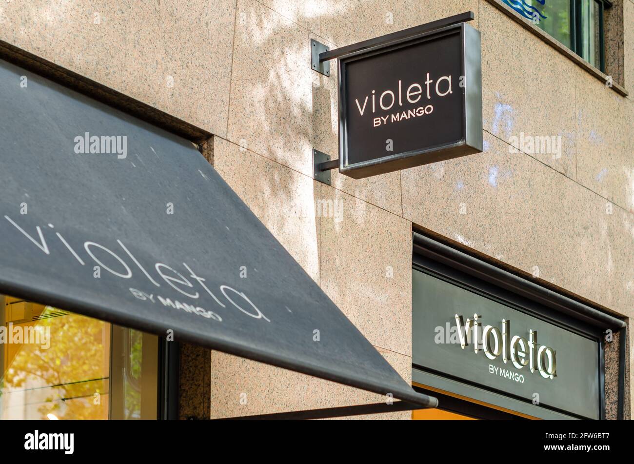 tienda lema Espíritu MADRID, ESPAÑA – 12 DE MAYO de 2021: Fachada de Violeta de la tienda Mango  en Madrid, España. Mango es una empresa española de diseño y fabricación de  ropa, fundada Fotografía de stock - Alamy