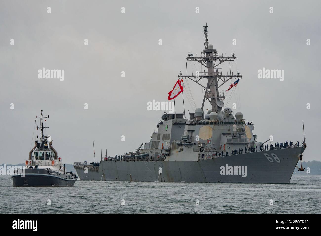 El destructor de la clase Arleigh Burke de la Marina estadounidense USS the Sullivans (DDG 68) llegó a Portsmouth, Reino Unido el 20/5/2021 para formar parte del Grupo de Ataque de Carrier del Reino Unido. Foto de stock
