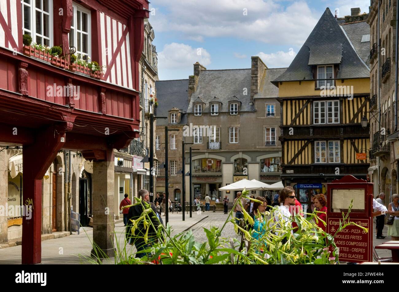 Casco Antiguo de la ciudad de Dinan, Bretaña, Francia Foto de stock