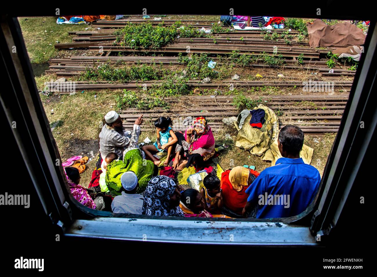 La gente está esperando el tren que capturé esta imagen el 19th de febrero de 2019 desde Tonggi, Bangladesh, Asia, Asia del Sur Foto de stock