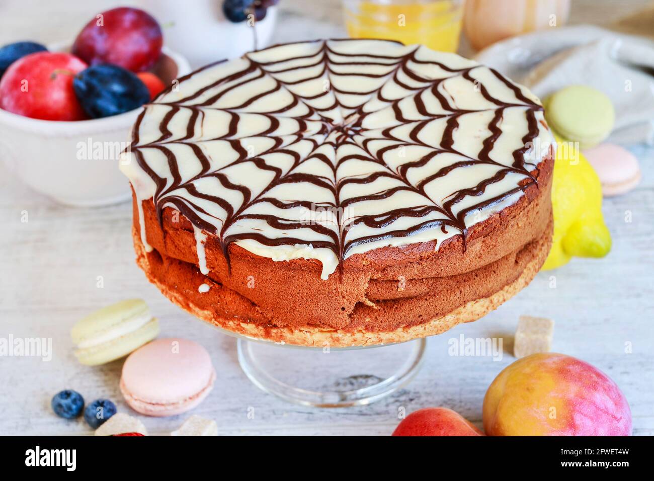 Halloween pastel de tela de araña de chocolate y varias frutas alrededor.  Postre de fiesta Fotografía de stock - Alamy