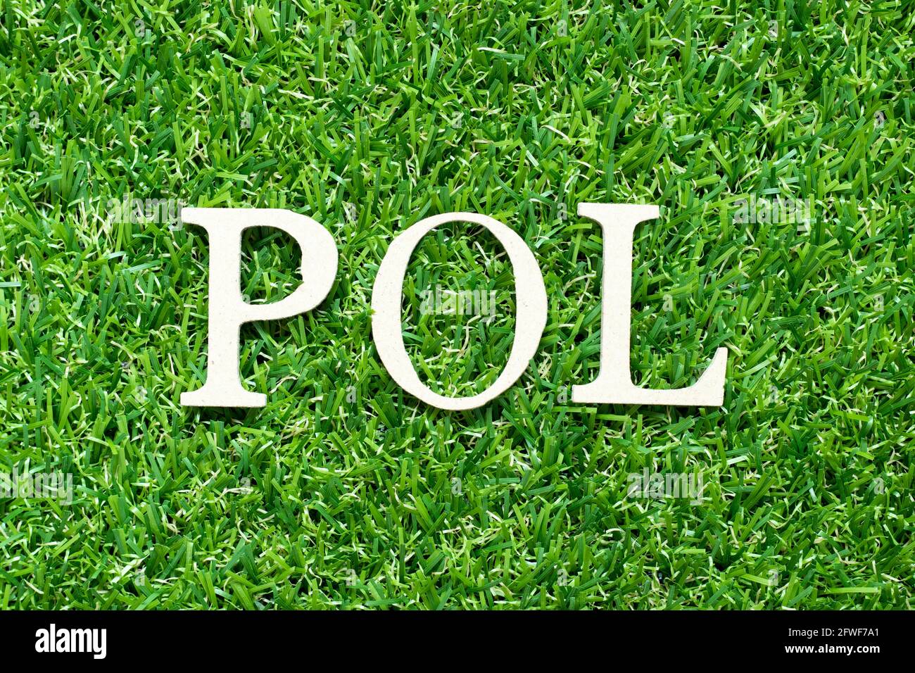 Letra alfabética en la palabra POL (Abreviatura de Puerto de carga o precio  en línea) sobre el fondo verde de la hierba Fotografía de stock - Alamy