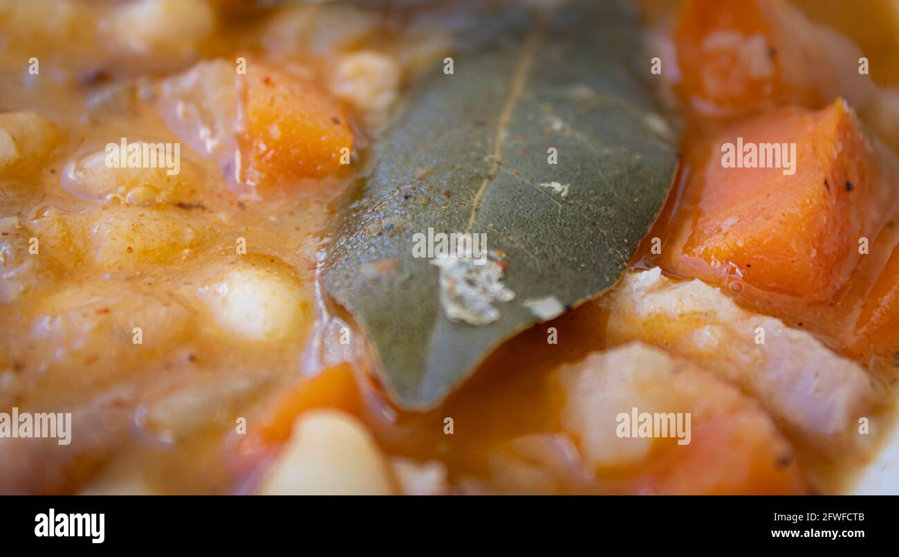 Hoja de laurel en un tazón de frijoles cocidos Fotografía de stock Alamy