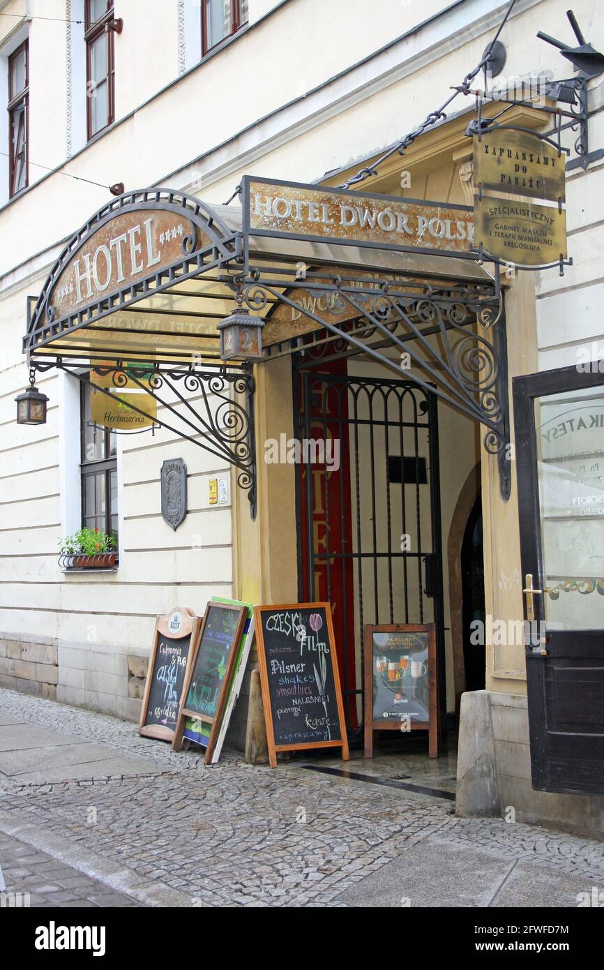 La entrada de la calle al Hotel Dwor Polski, en la calle del siglo a16th en Wroclaw, Polonia, con un dosel acristalado bastante extraño con un acero pintado en negro Foto de stock