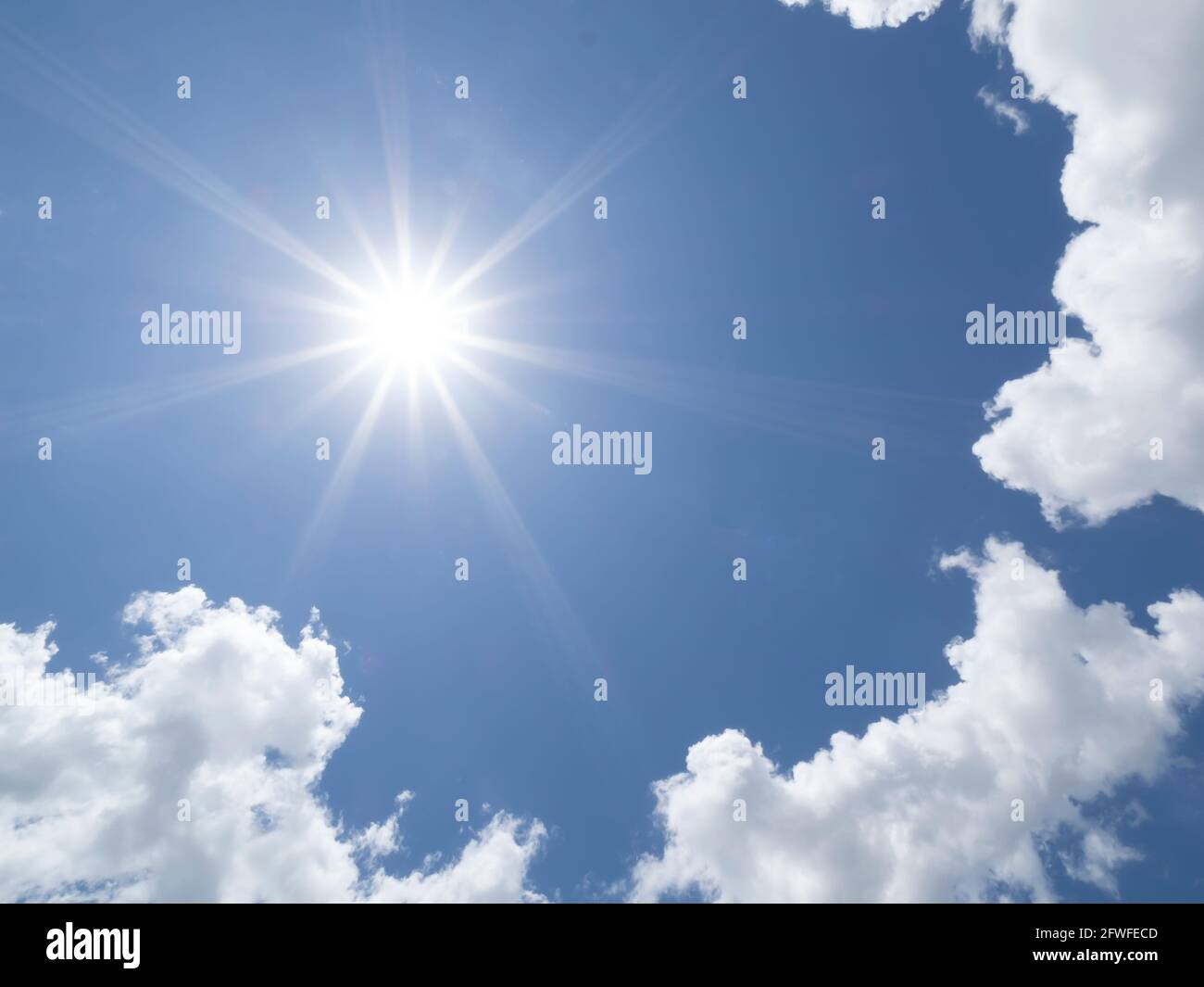 Brillante sol brillando en cielo azul por encima del suroeste de Florida EE.UU Foto de stock