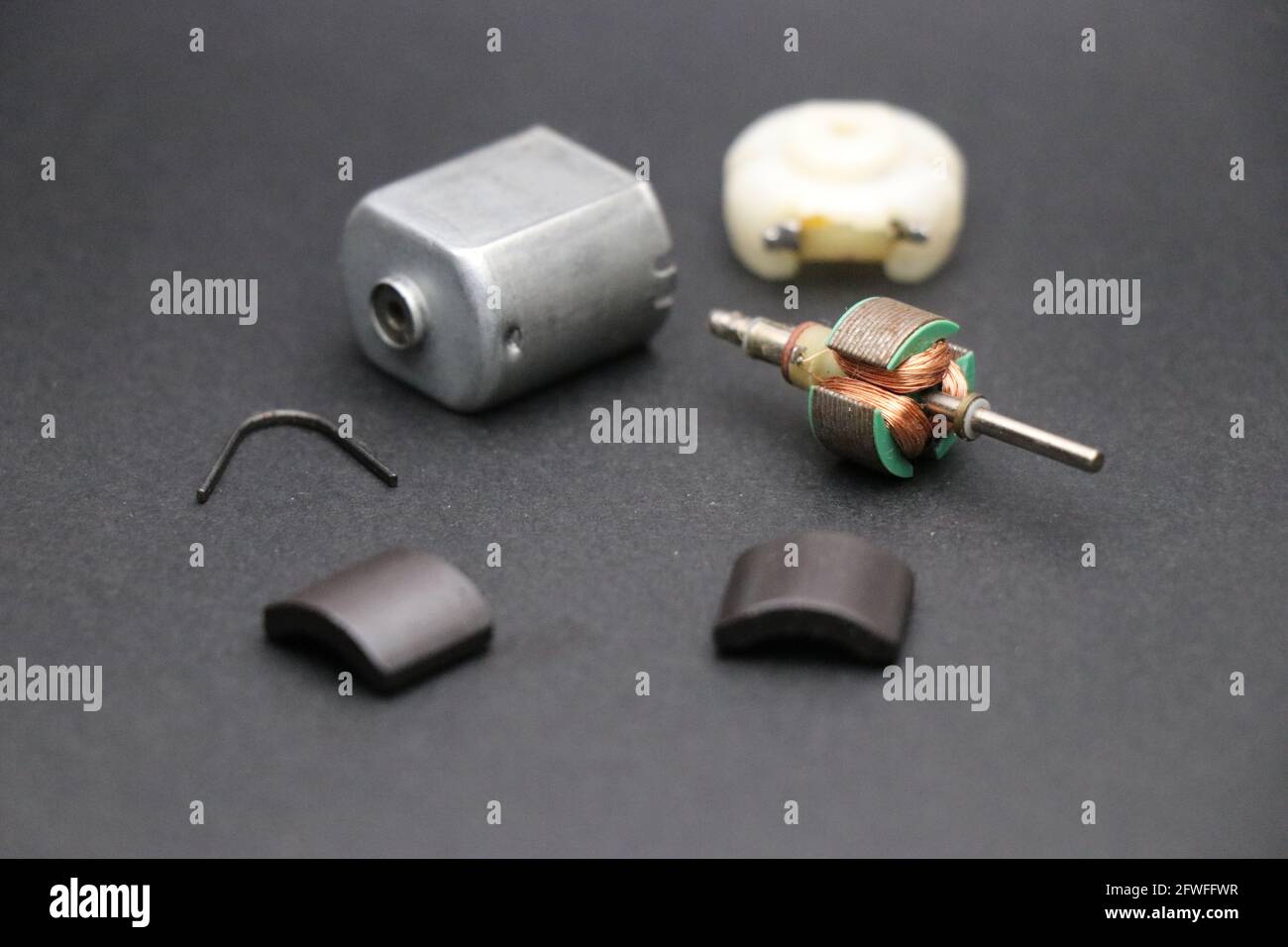 Pequeño motor eléctrico llamado motor DC juguete con su piezas desensambladas para tener una interior con fines educativos Fotografía de - Alamy
