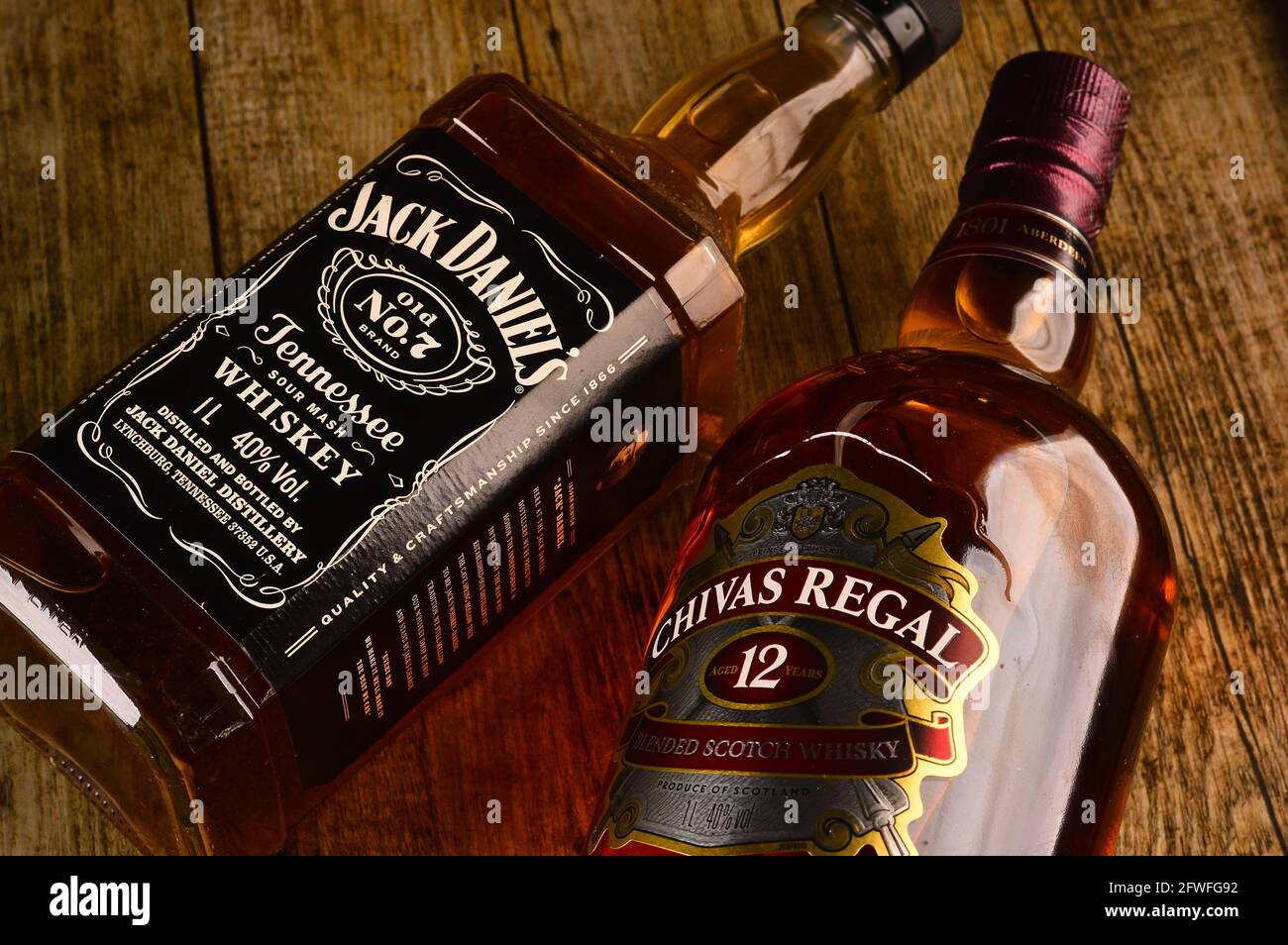 Botella de Chivas Regal y el whisky de Jack Daniel en el tabla Fotografía  de stock - Alamy