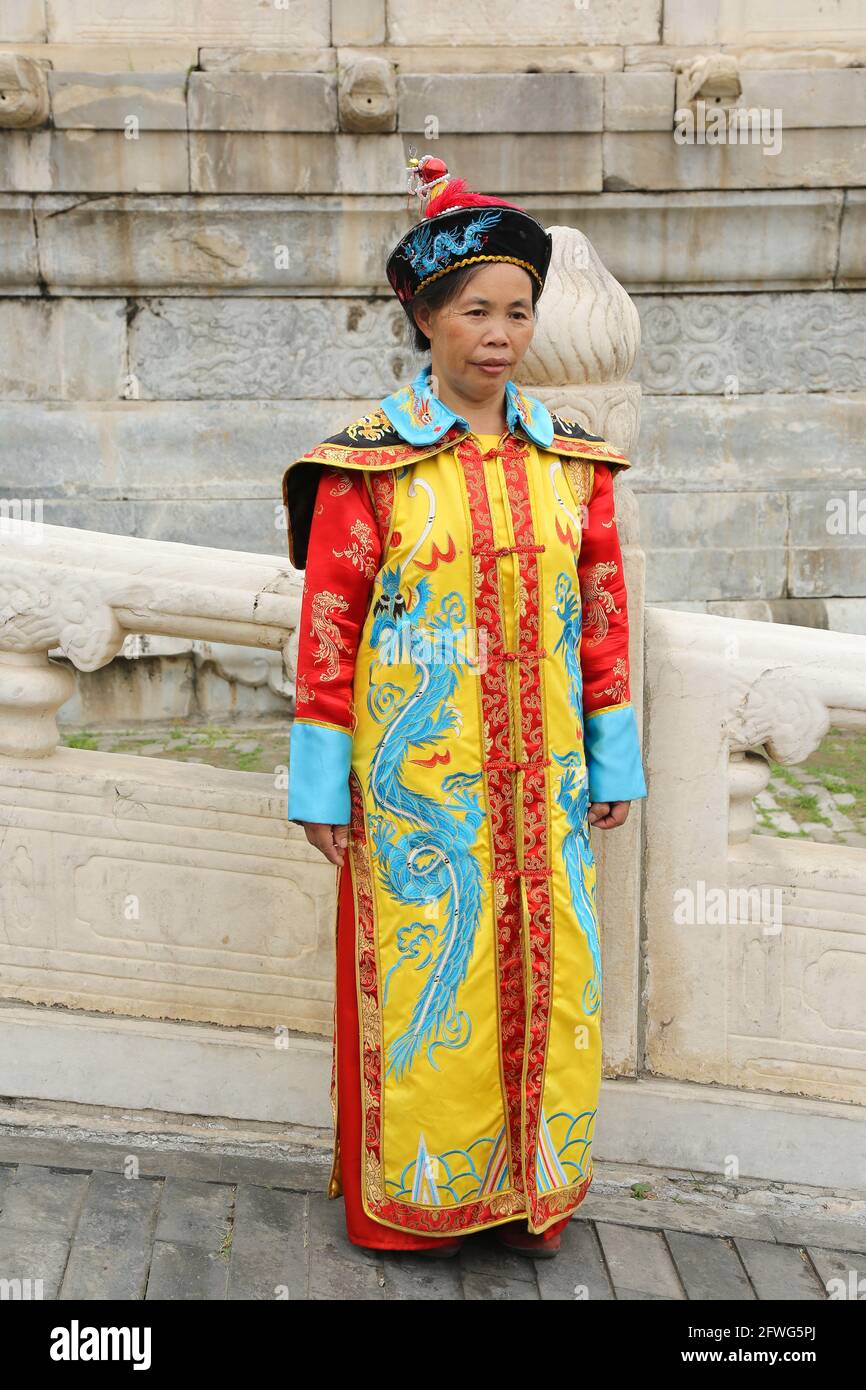 Mujer con vestido tradicional chino como parte del traje de época para el  Museo del Palacio de la Ciudad Prohibida en Beijing, China Fotografía de  stock - Alamy