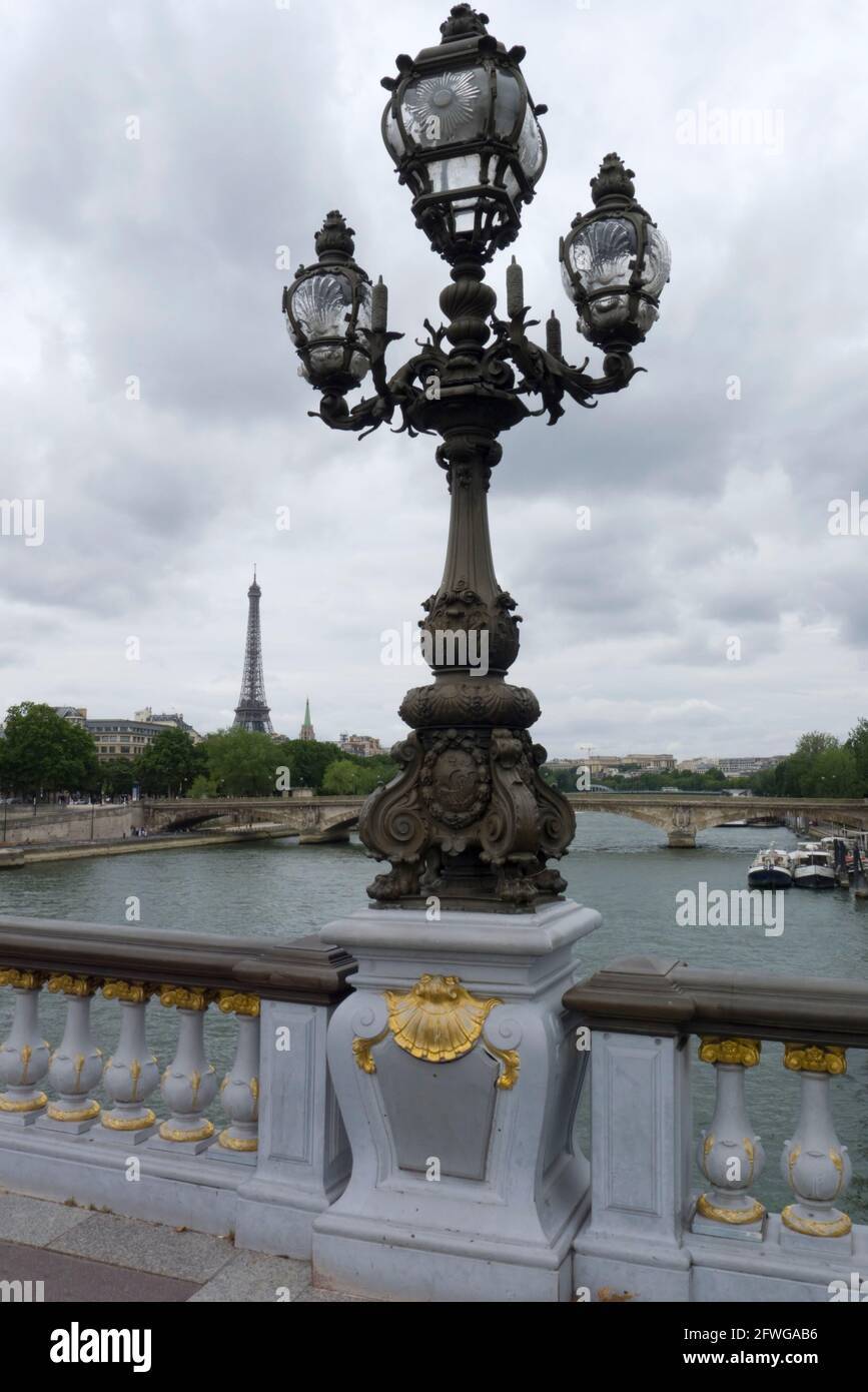 Semáforo en el puente Pont Alexandre III con la Torre Eiffel en la distancia en París Francia Foto de stock