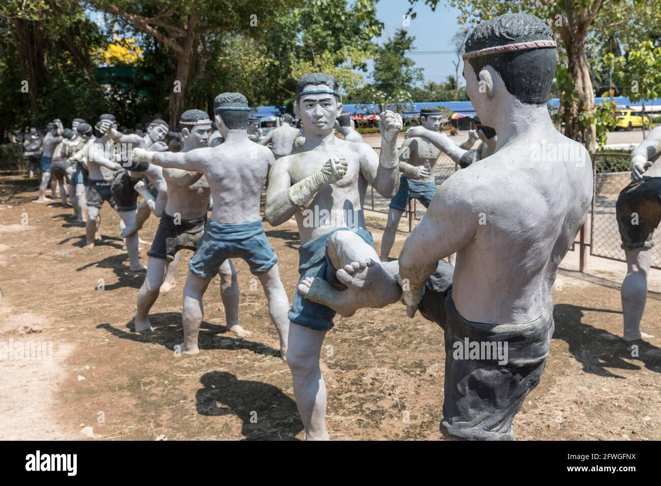 Las estatuas de hombres combatientes patean el boxeo, Muay Thai, en Wat Bang Kung, Bangkok, Tailandia Foto de stock
