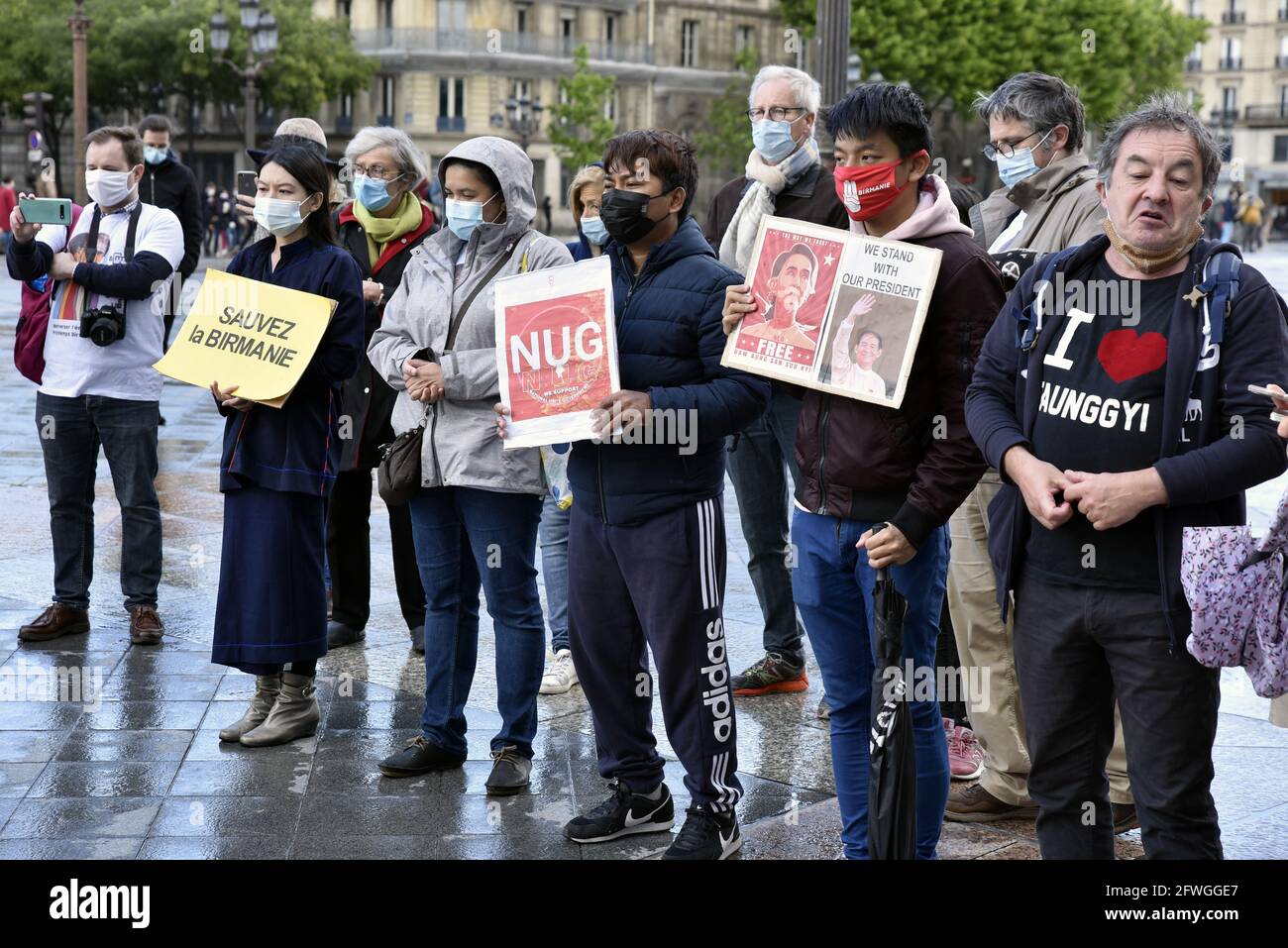 Manifestación por la democracia en Myanmar y contra el golpe militar, en el  Hôtel de Ville de París, Francia, el 22 de mayo de 2021. Foto de Patrice  Pierrot/Avenir Pictures/ABACAPRESS.COM Fotografía de
