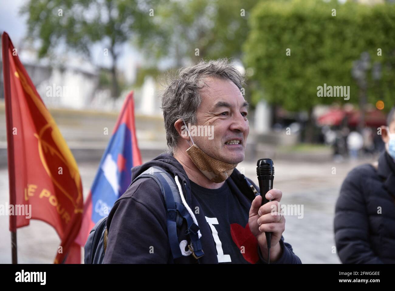 Cofundador de la ONG Green Lotus, Jean-Marc Brulé, durante la manifestación por la democracia en Myanmar y contra el golpe militar, en el Hôtel de Ville de París, Francia, el 22 de mayo de 2021. Foto de Patrice Pierrot/Avenir Pictures/ABACAPRESS.COM Foto de stock