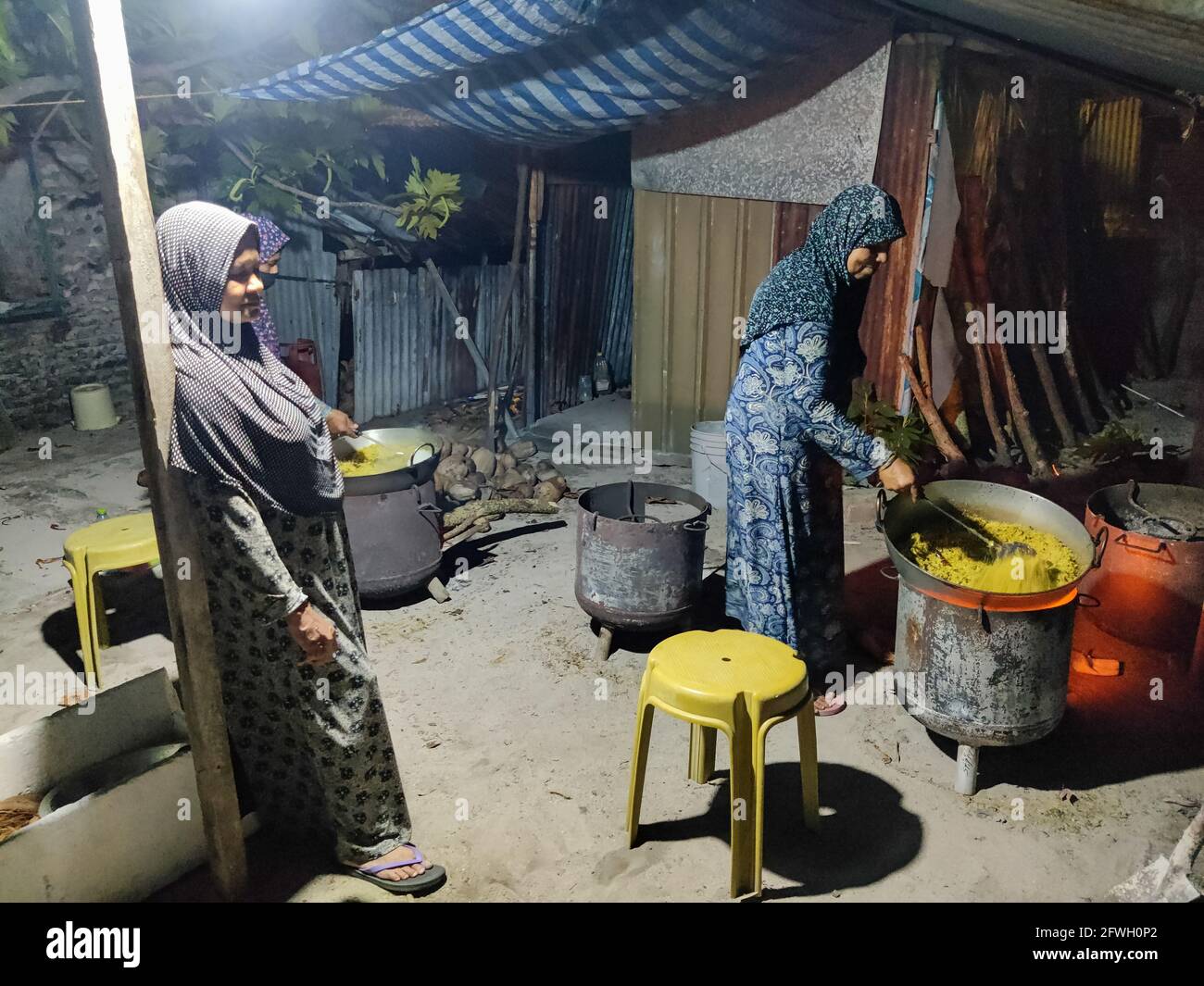 Maldivas mujer cocinando arroz curry tradicional local, mercado nocturno de la isla y la comida callejera Foto de stock
