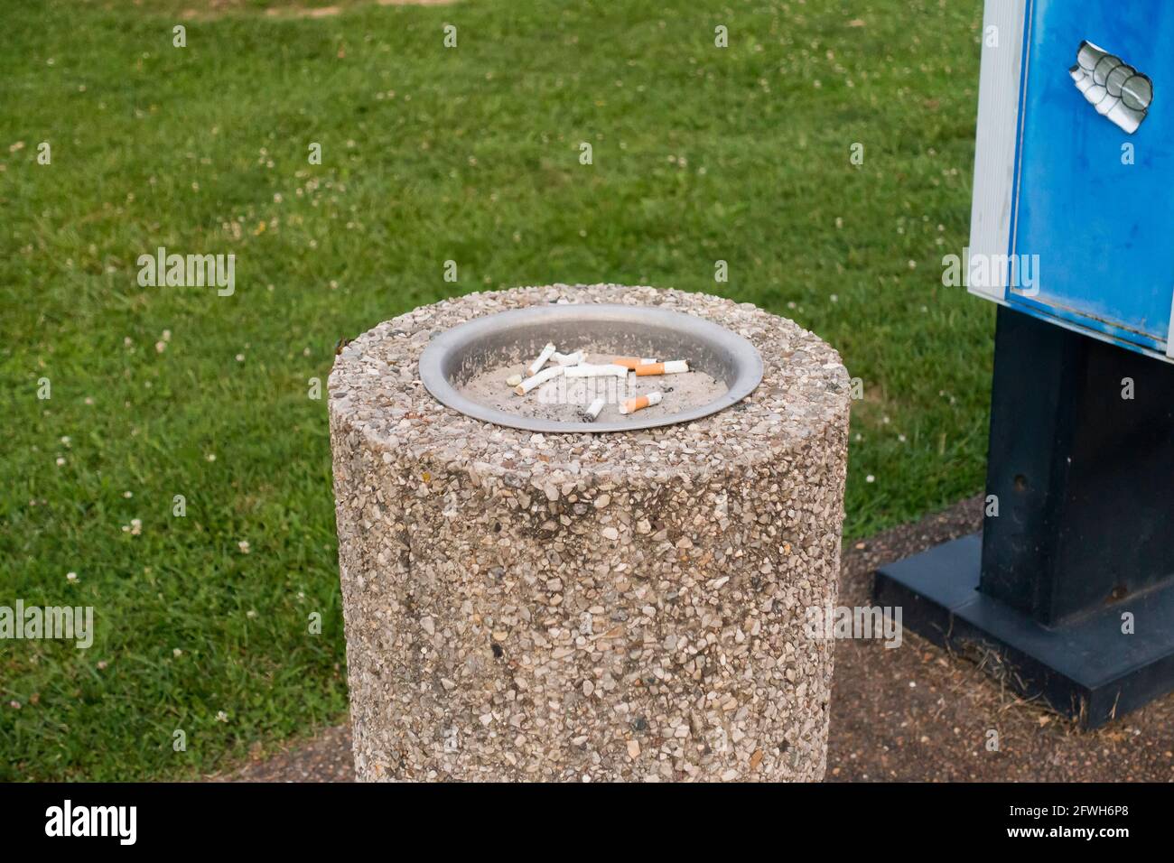 Cenicero en el parque público - Estados Unidos Foto de stock