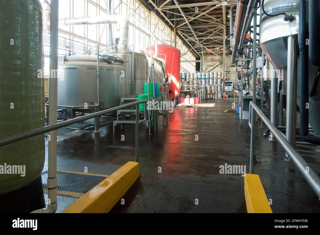 Molino de grano en la fábrica de cerveza artesanal - EE.UU Foto de stock
