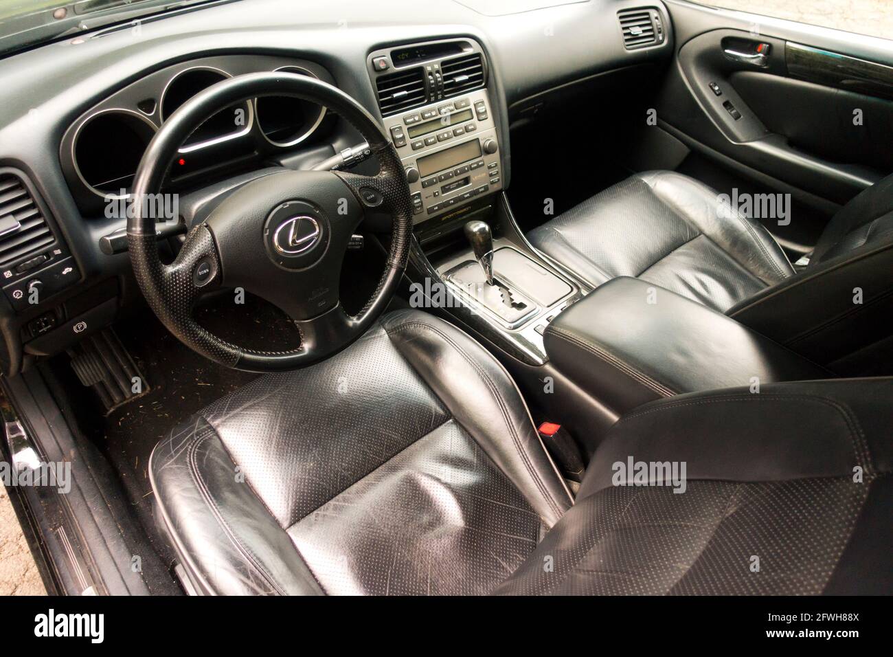Vista interior (vista lateral del conductor) de 2002 Lexus GS300 Foto de stock