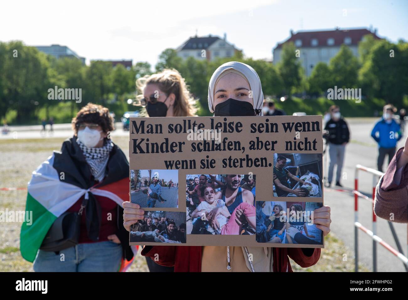 Aktivistin hält Schild mit der Aufschrift: ' Hombre sollte leise sein, wenn  Kinder schlafen, aber nicht wenn sie sterben. ' ca. 200-300 Menschen  versammelten sich am 22.5.2021 in München, um ihre Solidarität