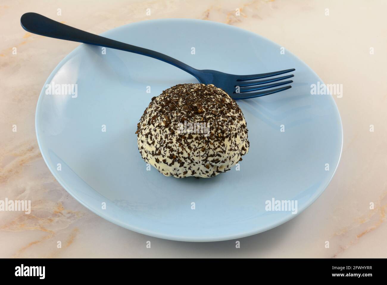 Snowball cake fotografías e imágenes de alta resolución - Alamy