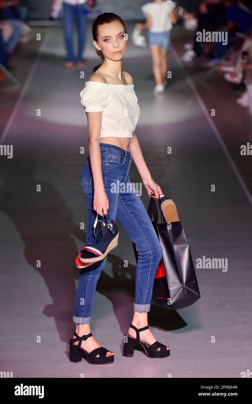 Vendrell, España. 15th de mayo de 2021. Un modelo de la agencia MSM Magda  Simó Models desfiles para la tienda de zapatos Giralt en el Vendrell  Fashion Show. El municipio de Vendrell (